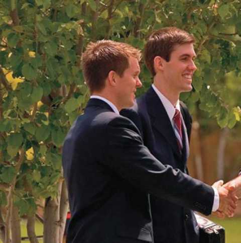 Camicia, cravatta e zainetto sulle spalle: chi sono i mormoni ''baresi''?